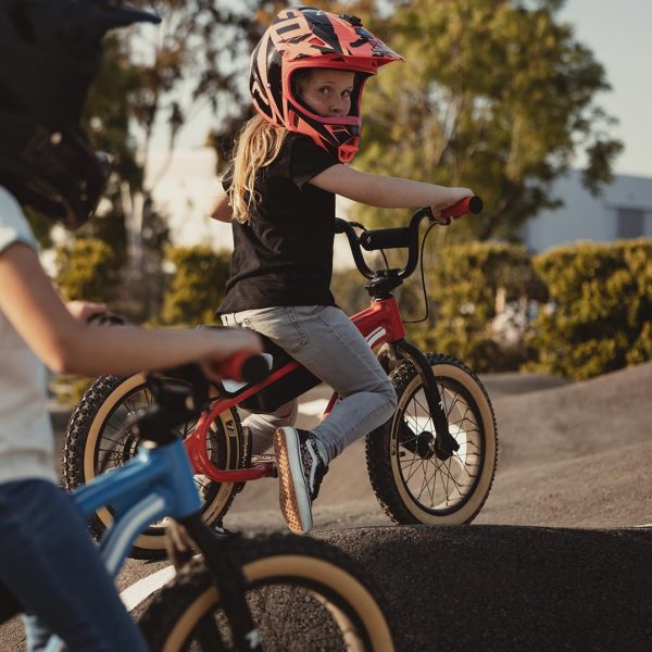 SUPER73_K1D_BigTroubleHandlebar_920-00018_Lifestyle_02_1080x1080_fff12001-9b7c-46de-a065-5eb49a877d17